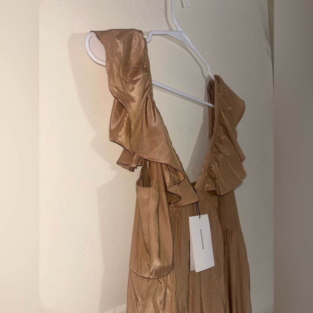 O.p.t. One Pretty Time Nude Tiered
Flowy Maxi Dress Womens Size M - Picture 5 of 13